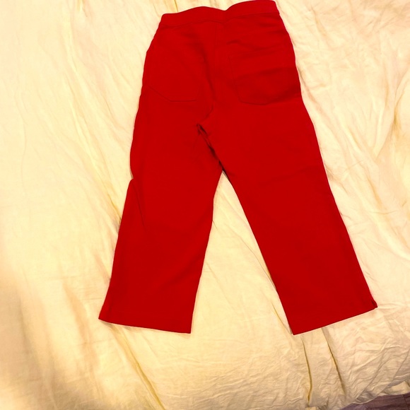 Nygard red capris in size 6. - Picture 3 of 3
